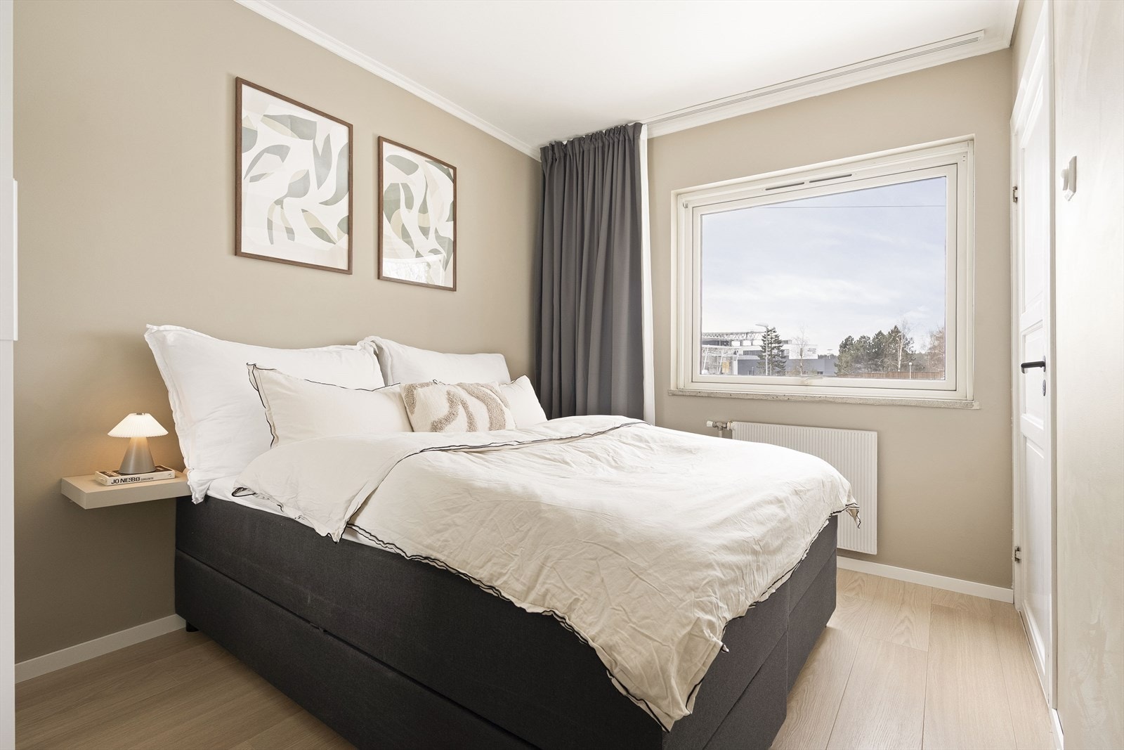 Soverommet er meget romslig og har god plass til dobbeltseng og nattbord. Galleribilde