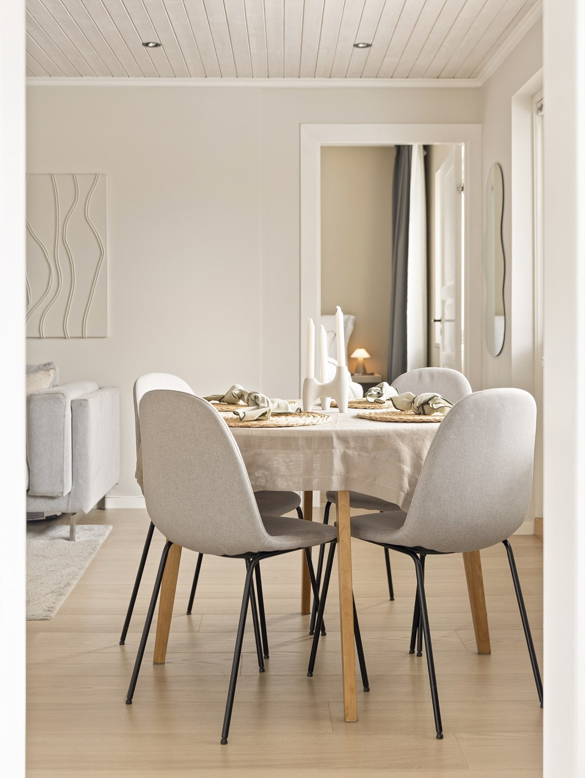 Spiseplassen er en naturlig del av stuen, med nærhet til kjøkkenet. Galleribilde