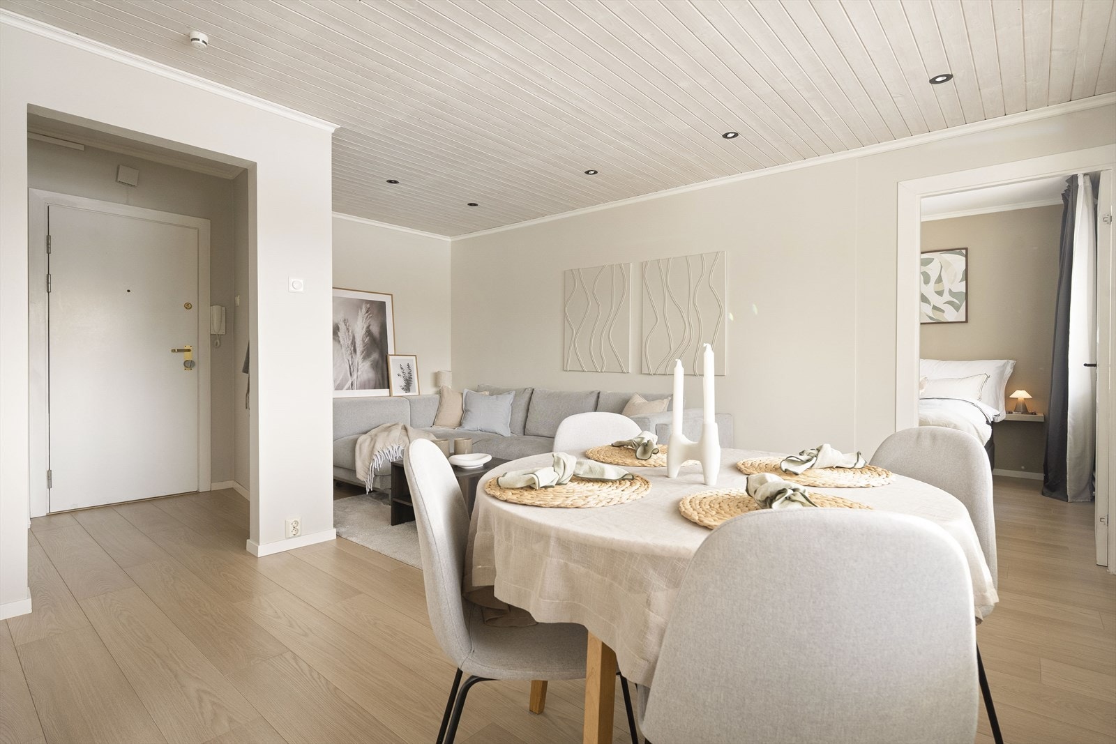 Stuen er leilighetens sentrale samlingspunkt og har plass til både sofagruppe og spisebord. Galleribilde