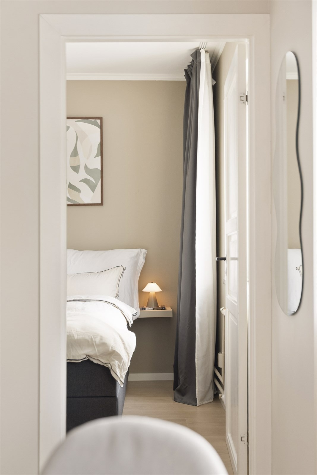 Fra stuen har man tilgang til leilighetens soverom. Galleribilde