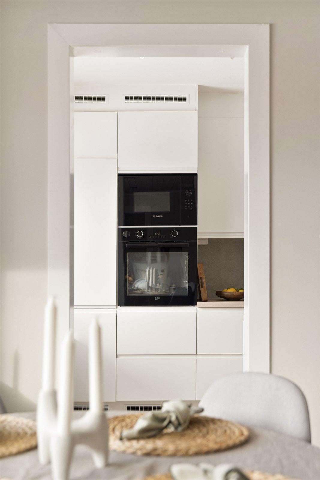 Det er godt med oppbevaringsplass på kjøkkenet. Galleribilde