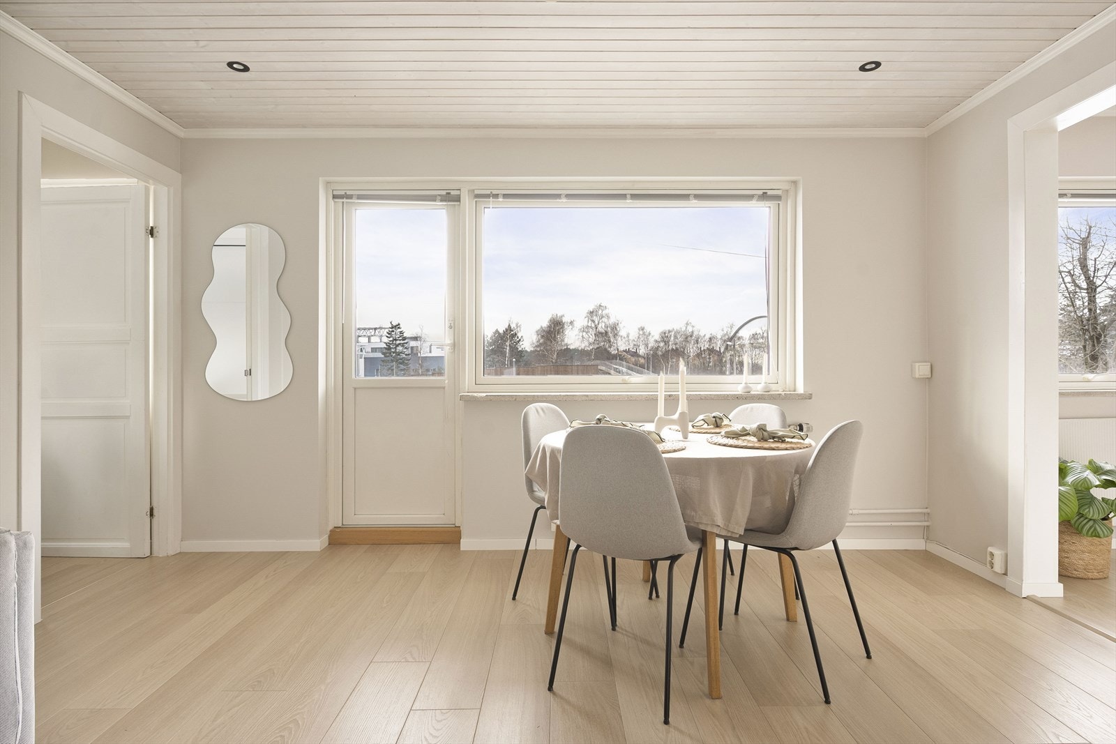 Det ble montert nye takspotter i 2023, noe som sikrer jevn og god belysning i rommet. Galleribilde