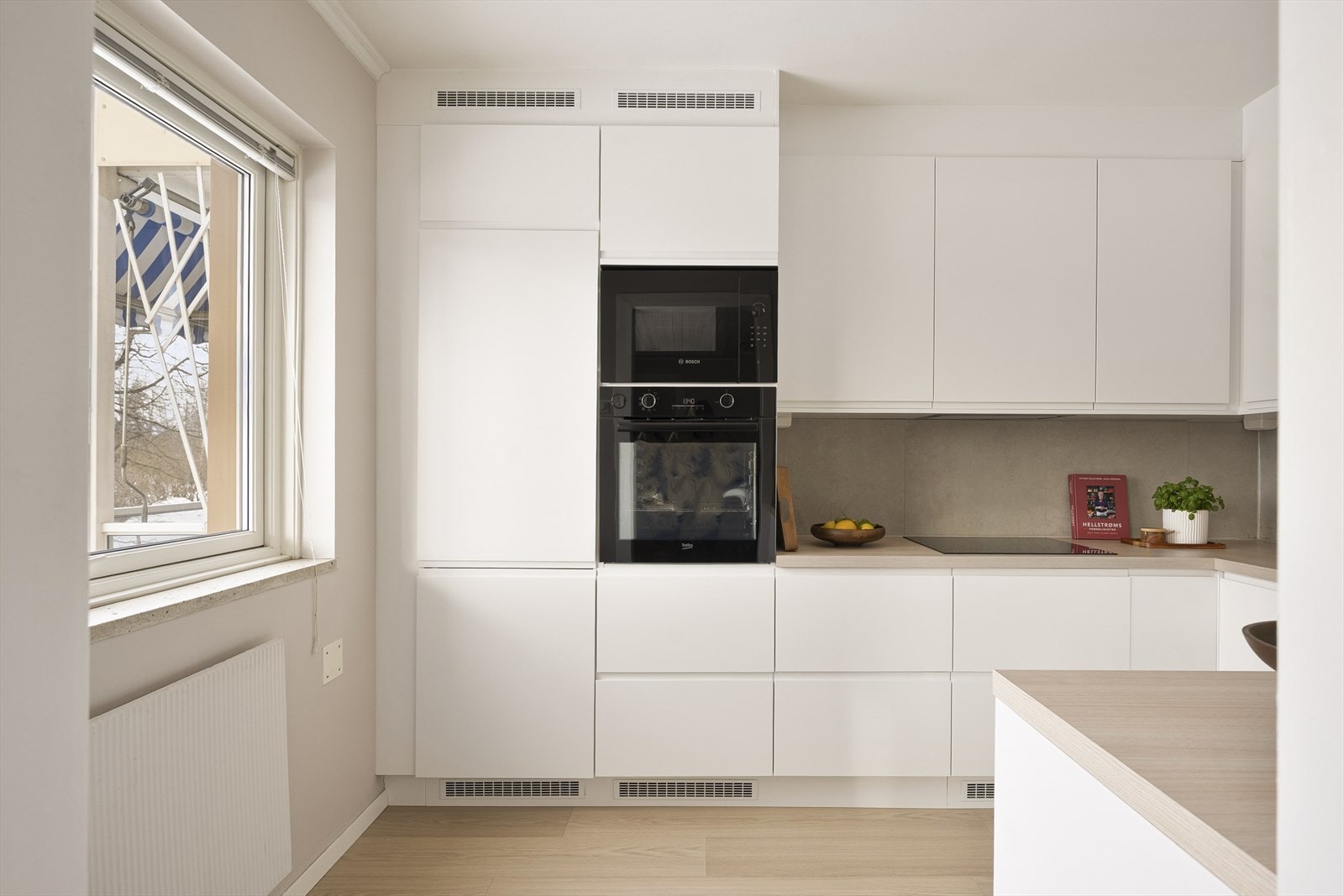 Kjøkkenet har en moderne innredning med integrert stekeovn, mikrobølgeovn, platetopp og oppvaskmaskin. Galleribilde