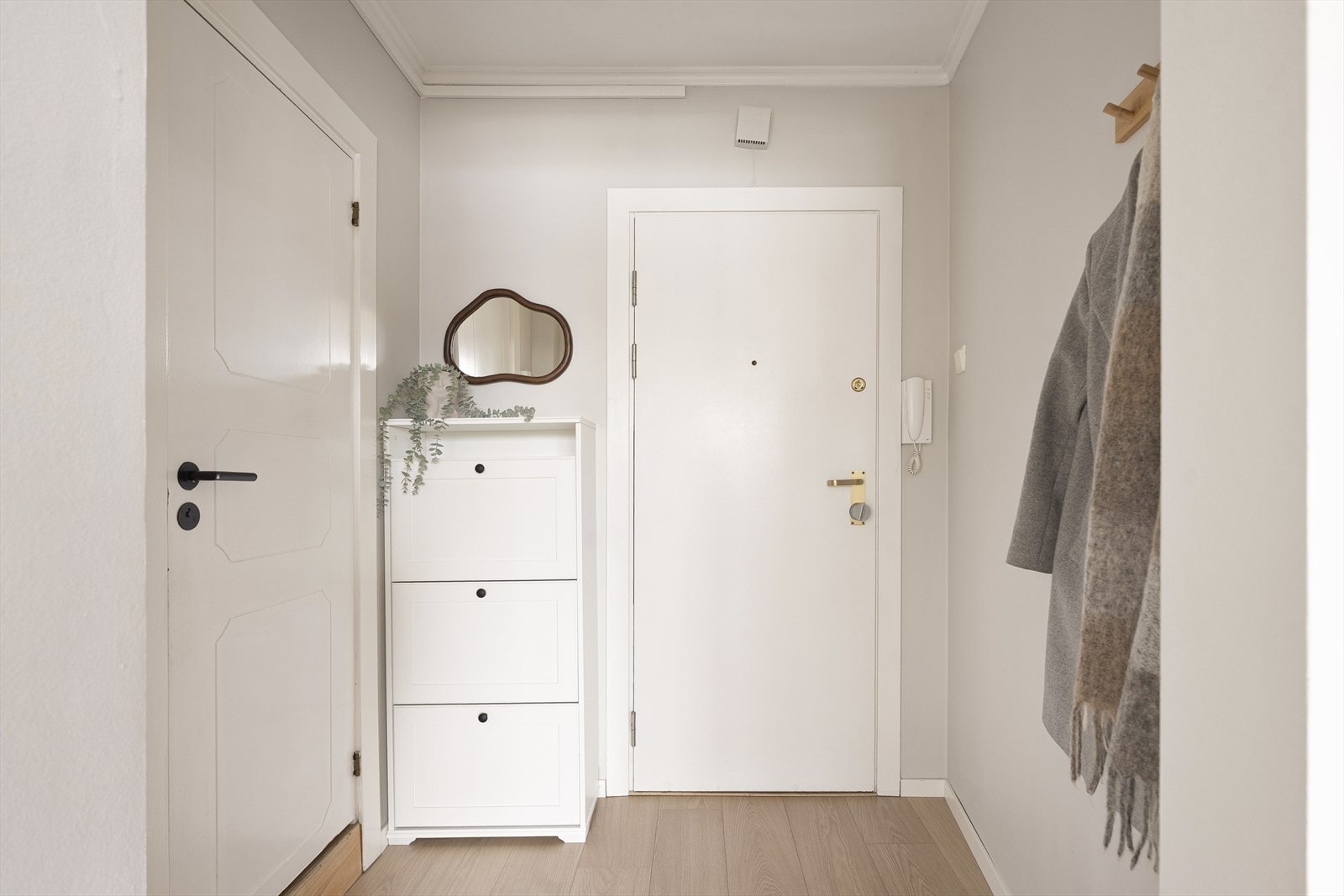 Entréen er lys og romslig, noe som sikrer et godt førsteinntrykk av leiligheten. Galleribilde