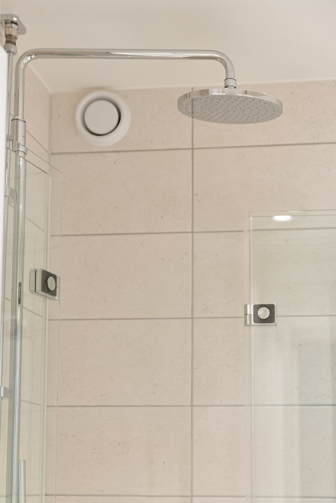 Dusjsonen har innfellbare glassdører og regnfallsdusj. Galleribilde