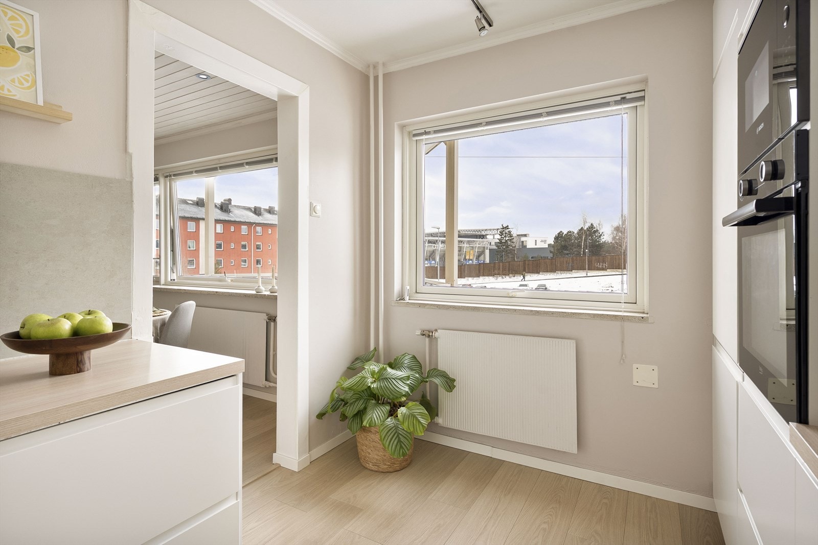 Vinduet gir godt med arbeidslys, og for ekstra sikkerhet er det montert komfyrvakt. Galleribilde