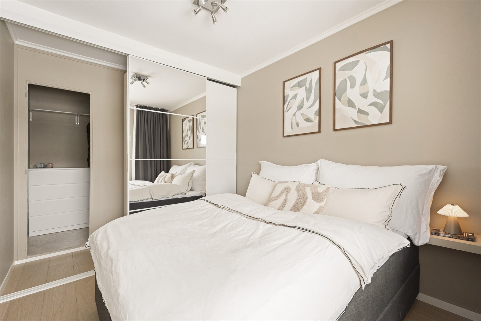 På soverommet er det tilgang til en bod som fint kan benyttes som walk-in-closet. Galleribilde