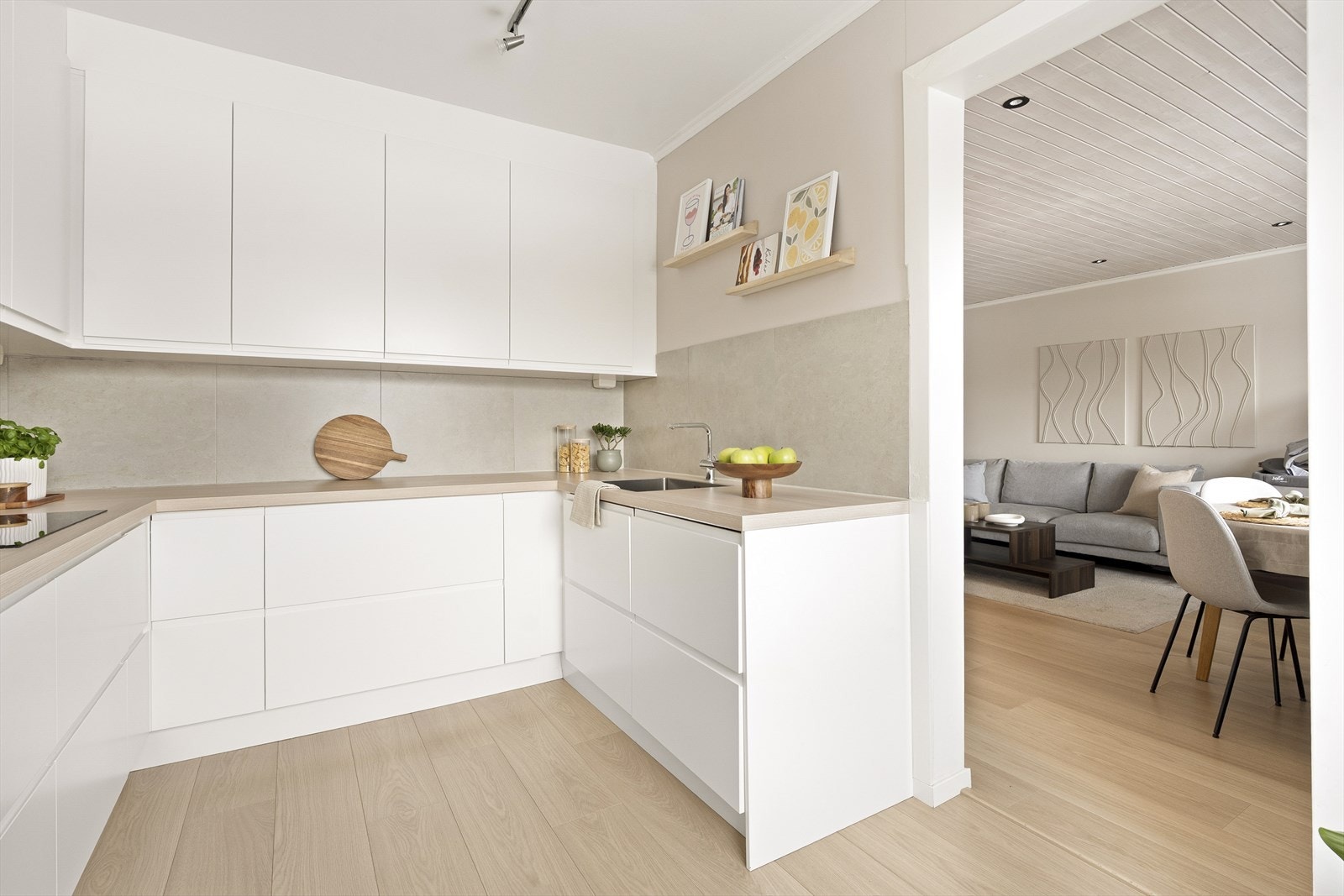 Det er delvis separat stue-/kjøkkenløsning som skiller rommene naturlig fra hverandre. Galleribilde