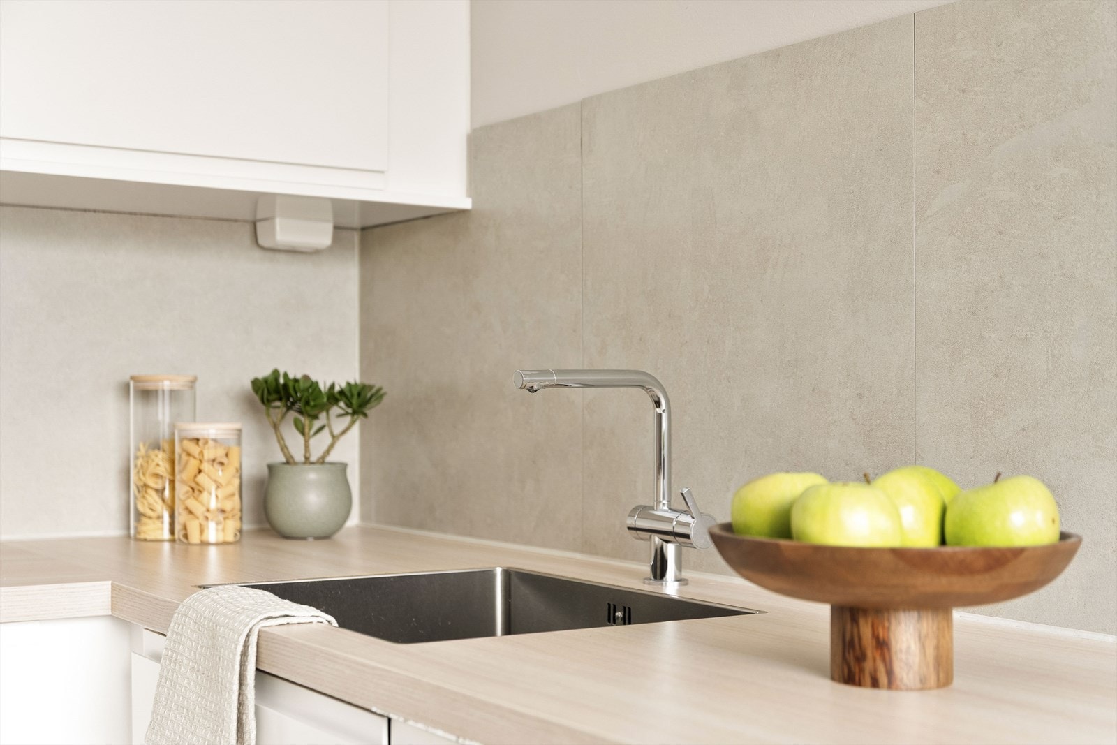 Veggflatene over benken er flislagt, og kummen er praktisk nedfelt i benkeplaten. Galleribilde