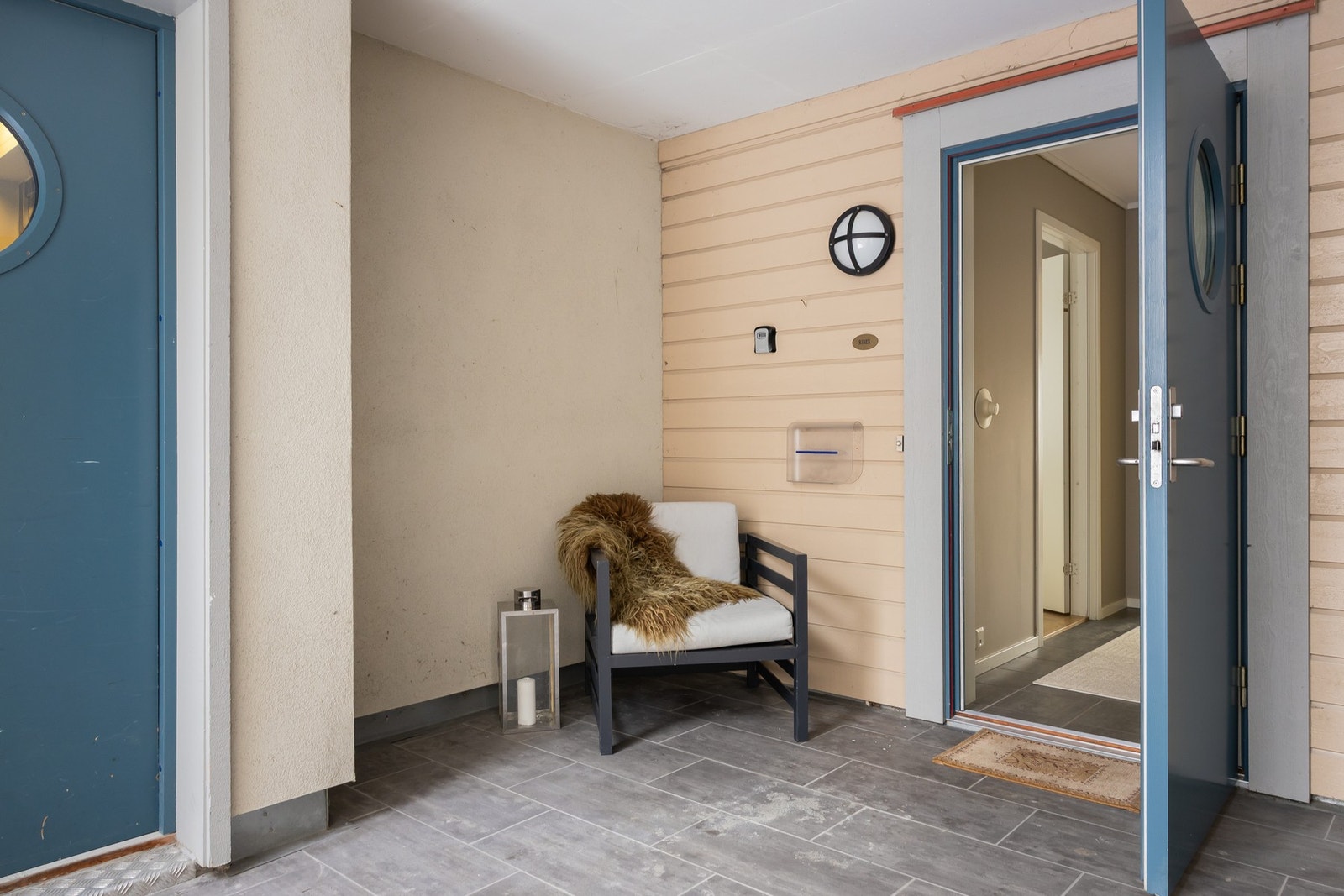 Hyggelig og overbygd inngangsparti like ved heis og trapperom. Galleribilde