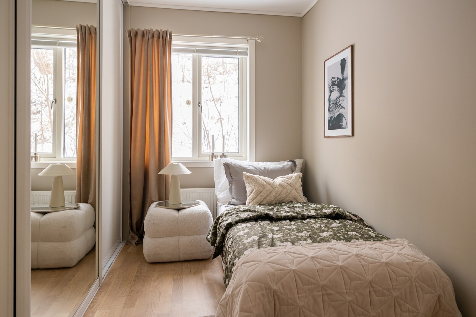 Soverom 2. utgjør ca. 8,5 kvm. Her er det etablert en lagringsrik skyvedørsgarderobe. Galleribilde