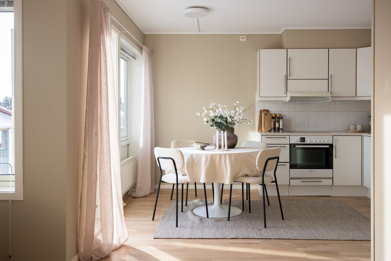 Naturlig plass til spisebord i forbindelse med kjøkkenet. Galleribilde