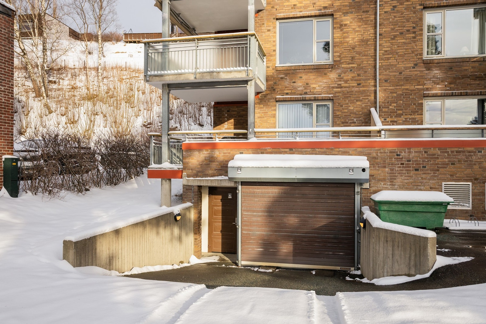 Det medfølger fast plass i p-kjeller samt privat bod på ca. 5 kvm. Galleribilde