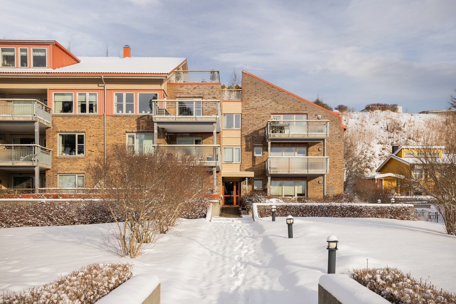 Utsøkt beliggenhet ca. 10 min gange fra Lerkendal og til dagligvare. Bussholdeplass like ved med linje 18 som tar deg direkte til sentrum, St. Olavs, Høyskoleparken m.m.. Galleribilde