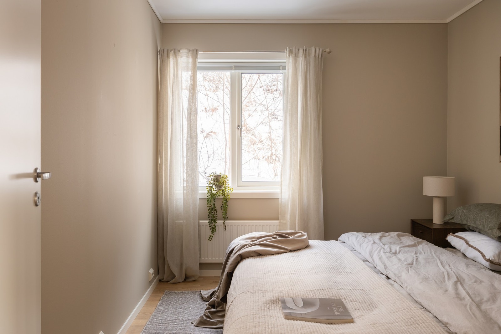 Begge soverommene vender ut mot stille og rolige omgivelser. Galleribilde