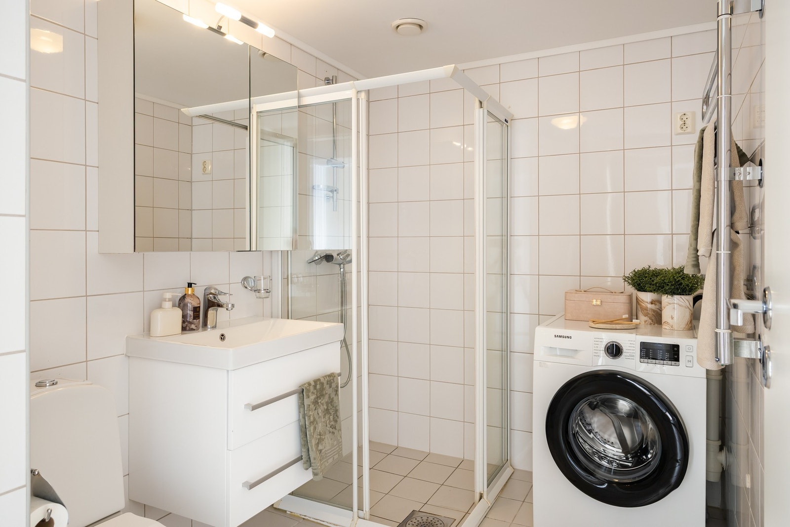 Badet er utstyrt med varme i gulv, servant med under- og overskap, toalett og opplegg for vaskemaskin. Galleribilde