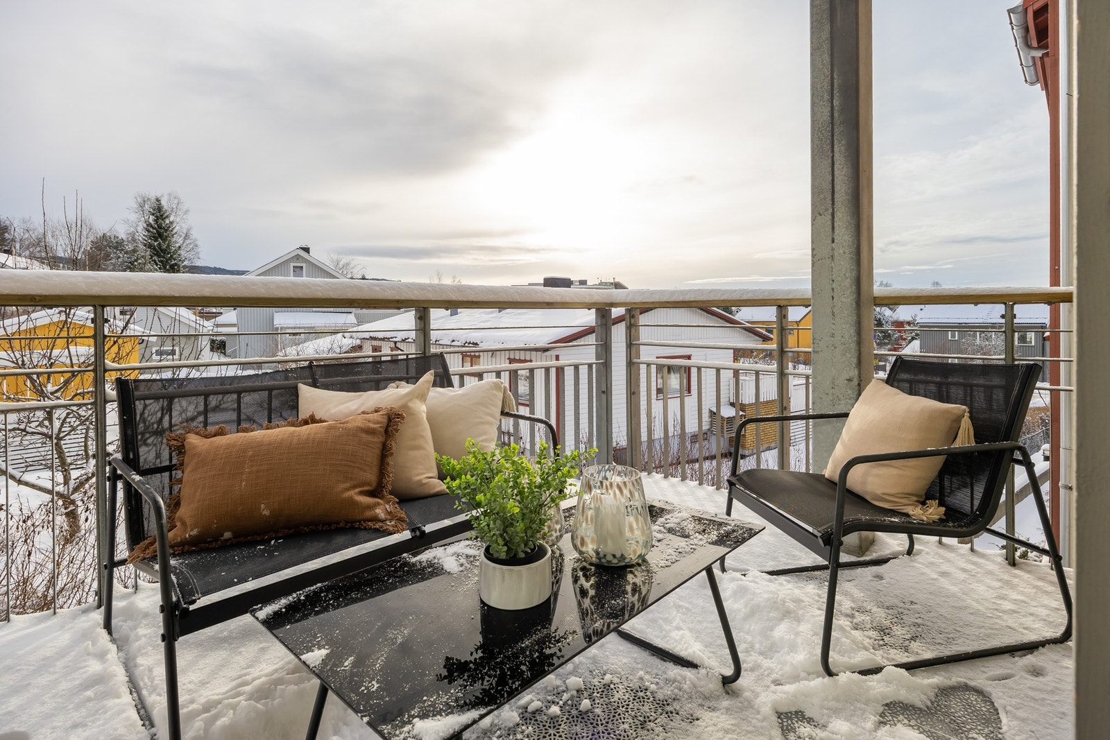 God plass til utemøblement på balkong som i praksis utvider stuearealet på sommerstid. Galleribilde