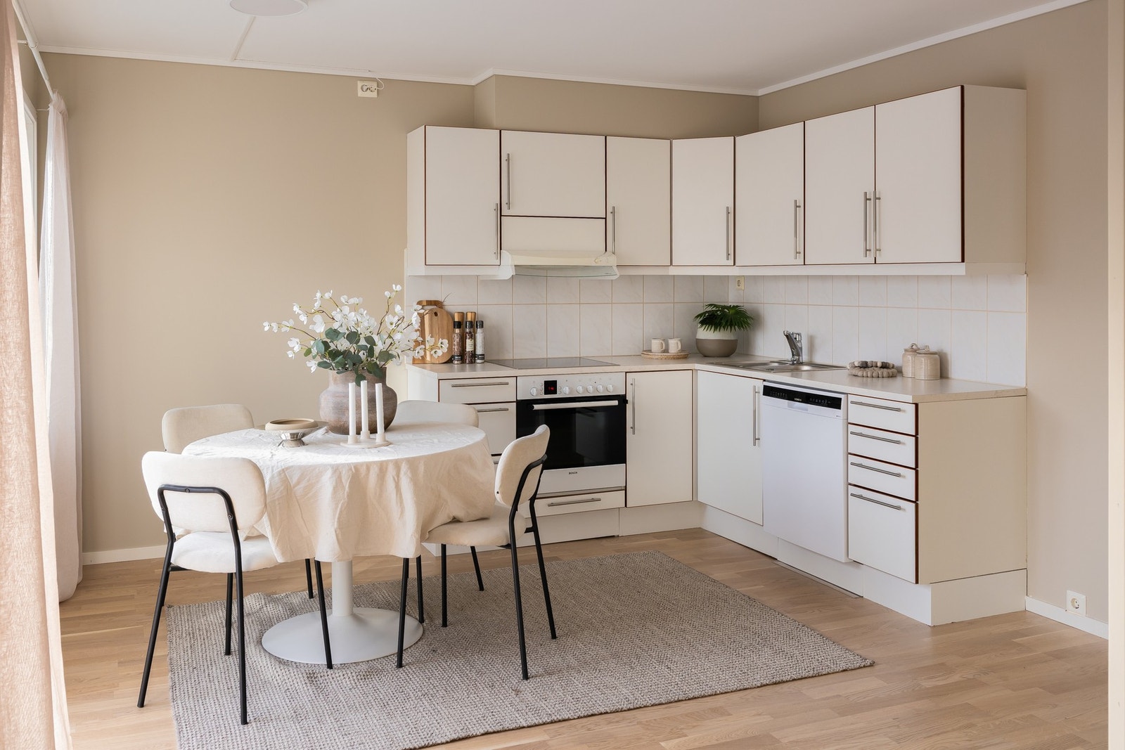 Kjøkken i L-form med god benk- og skapplass, og innredning med slette fronter. Galleribilde