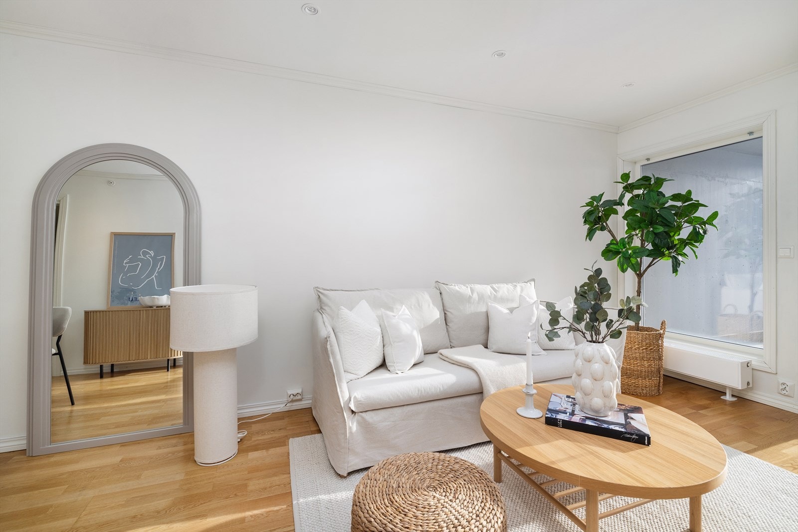 Gjennomgående parkett på gulv og oppvarming via radiatorer tilknyttet fjernvarmeanlegg. Galleribilde