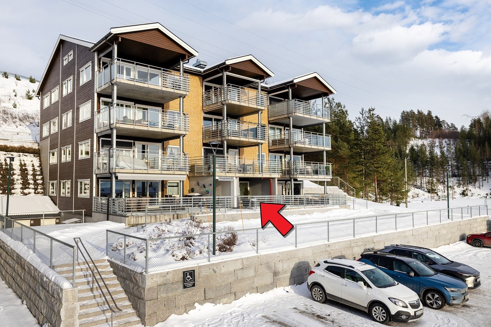 Leiligheten ligger på bakkeplan i et boligbygg fra 2014 med heis. Galleribilde