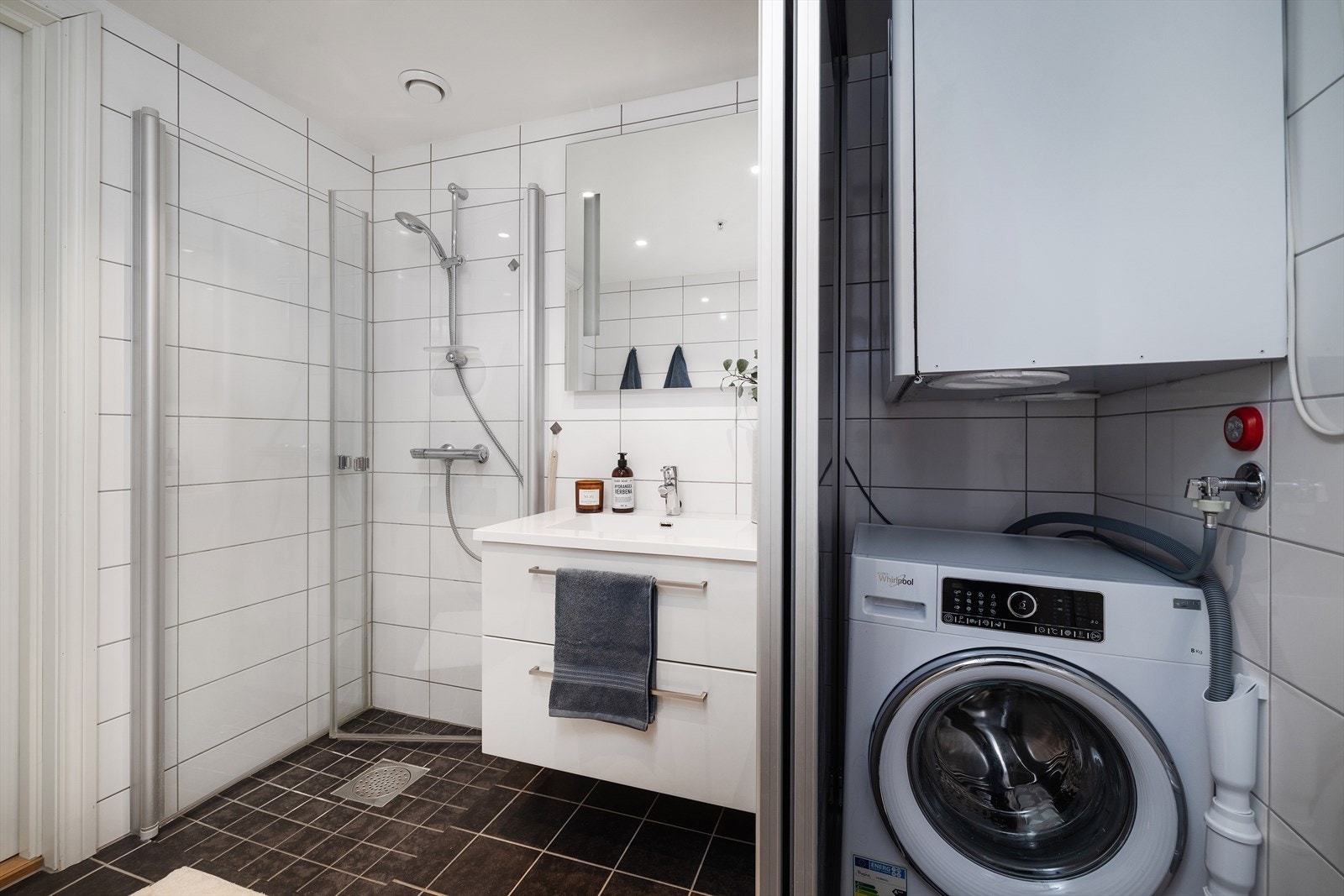 Dusjhjørne med rette glassdører og balansert ventilasjon for et godt inneklima. Galleribilde