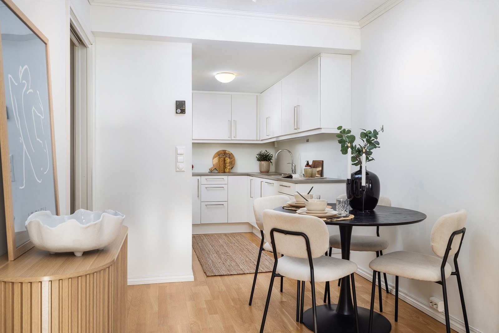 Leiligheten har en åpen løsning mellom stue og kjøkken, som skaper en sosial og luftig atmosfære. Galleribilde