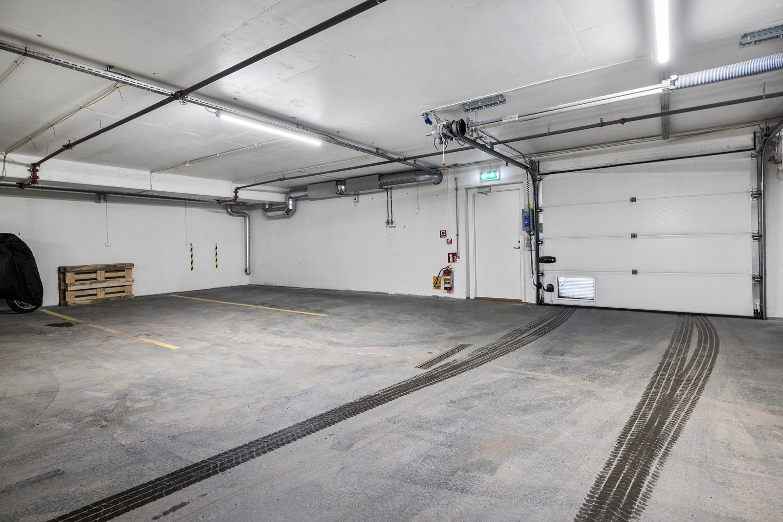 Det medfølger en garasjeplass i felles parkeringskjeller med heisadkomst til leilighetsplanet. Galleribilde