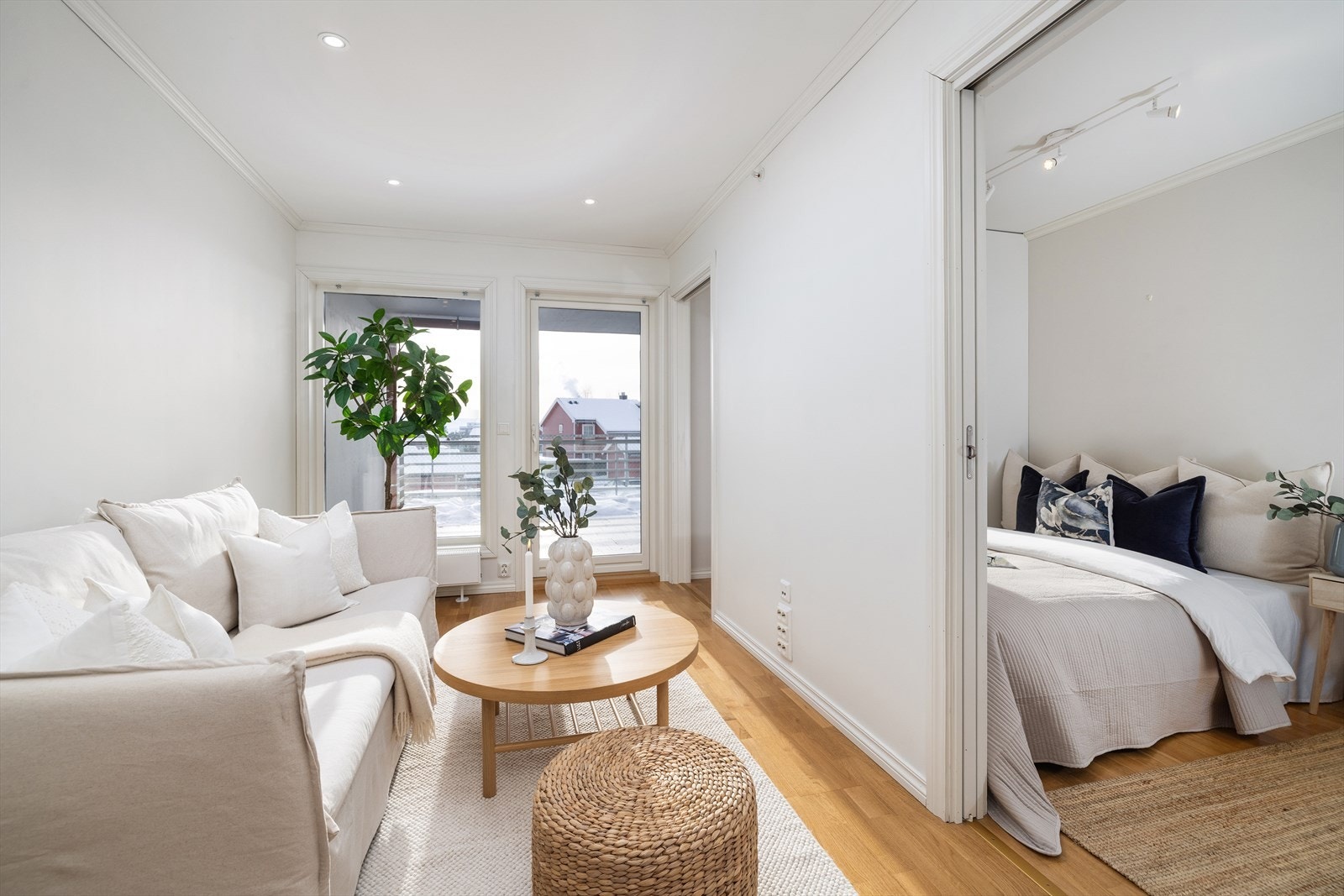 Skyvedører i klassisk design gir en fleksibel og arealeffektiv overgang mellom rommene. Galleribilde