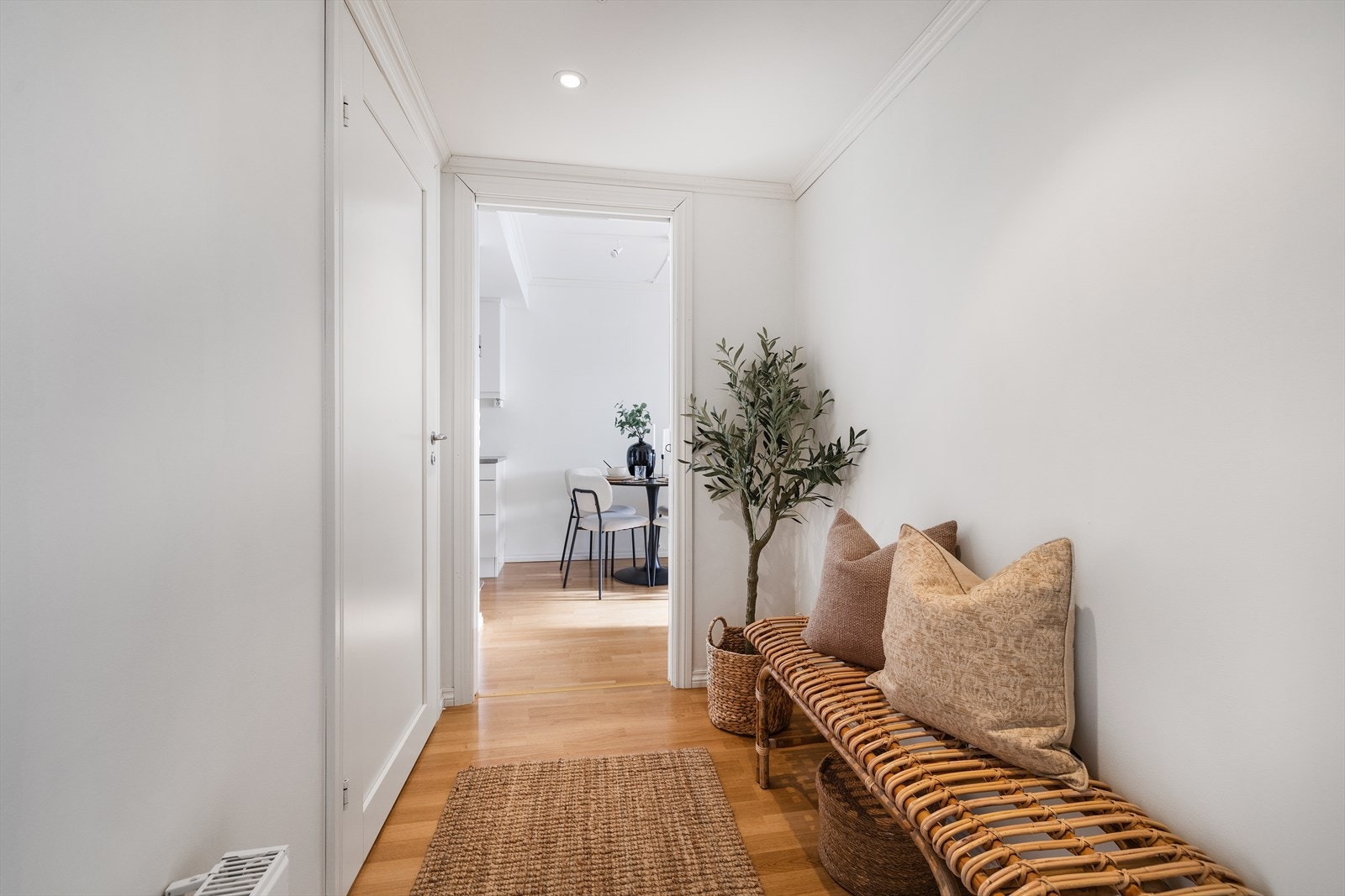 Fra entreen ledes du videre inn i leilighetens sosiale sone. Galleribilde