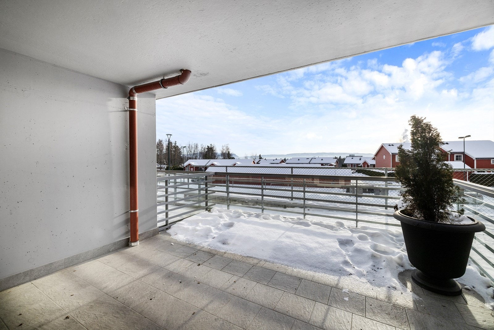 Terrassen er delvis overbygget og har et elegant glassrekkverk i front. Galleribilde