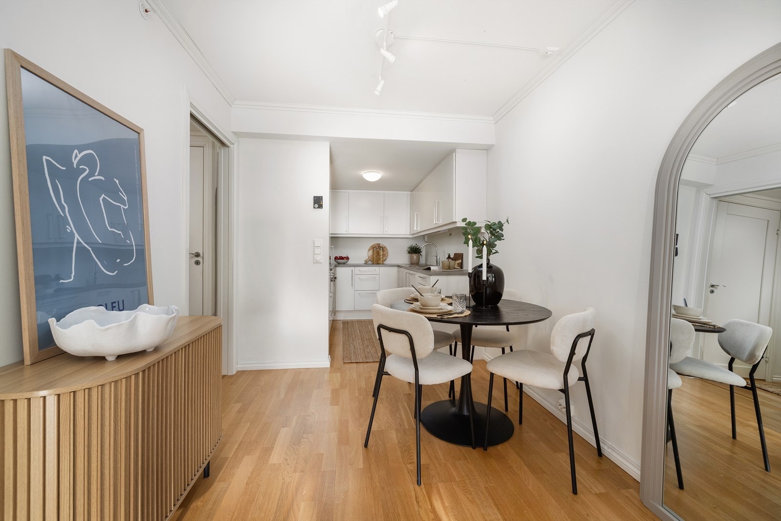 Den åpne løsningen gir en fin sammenheng mellom kjøkkenet og spiseplassen. Galleribilde