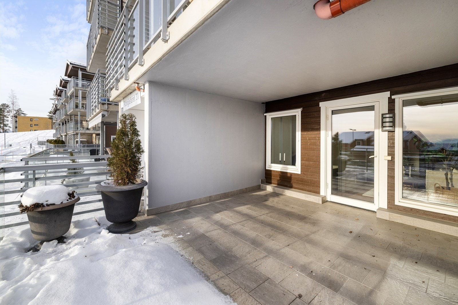 Fra stuen er det utgang til en stor, sørvestvendt terrasse på ca. 20 m². Galleribilde