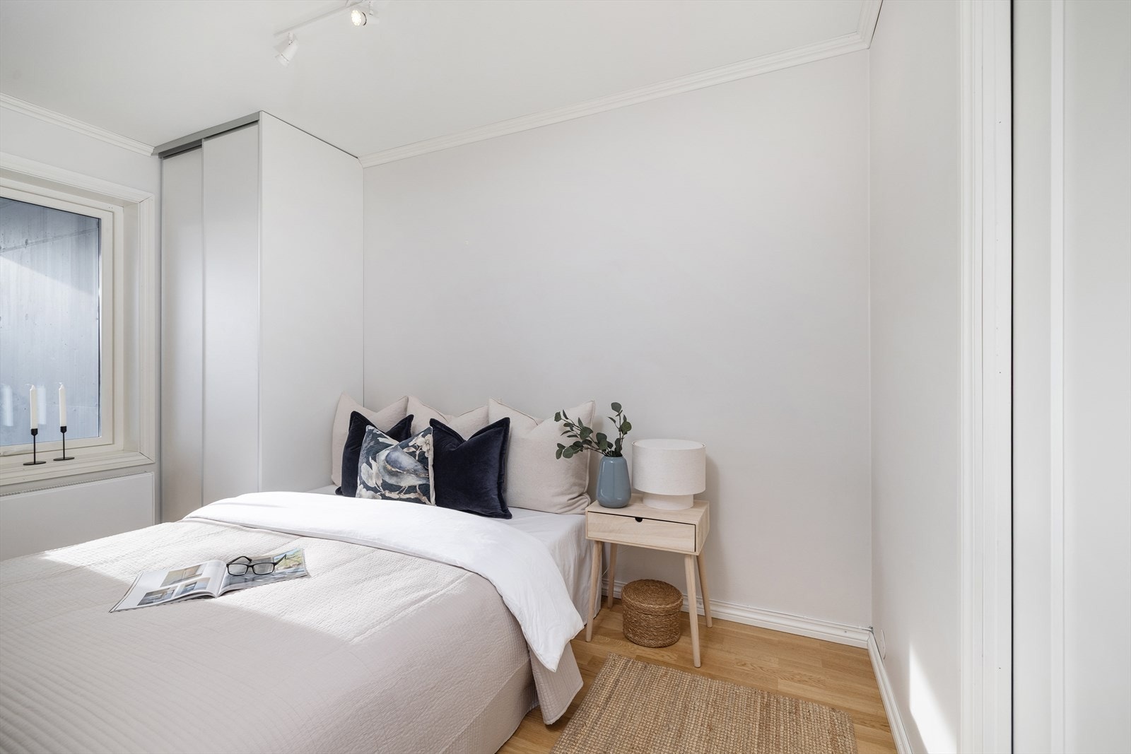 Soverommet har parkett på gulv og malte, slette flater. Galleribilde