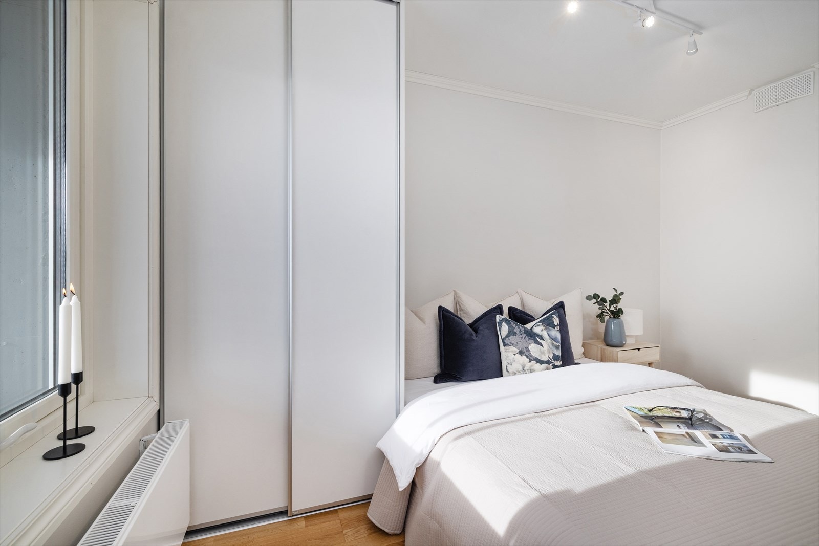 I tilknytning til soverommet er det en praktisk integrert bod for optimal lagring. Galleribilde