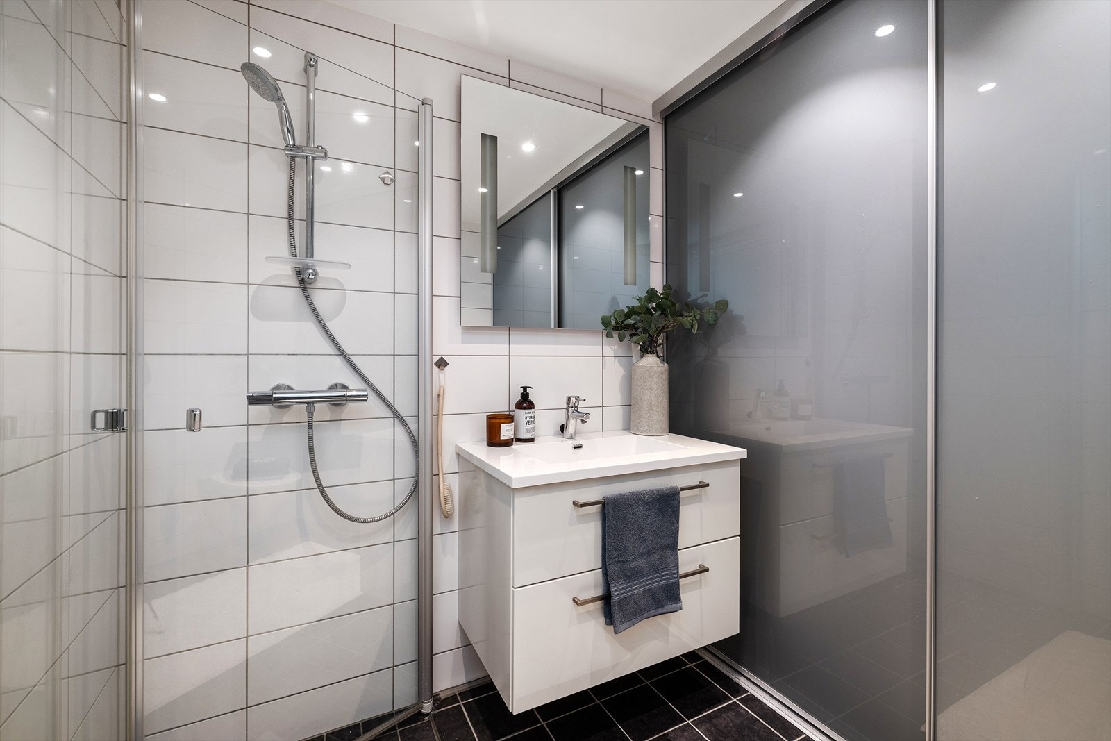 Moderne, flislagt bad fra 2014 med komfortable varmekabler i gulvet. Galleribilde