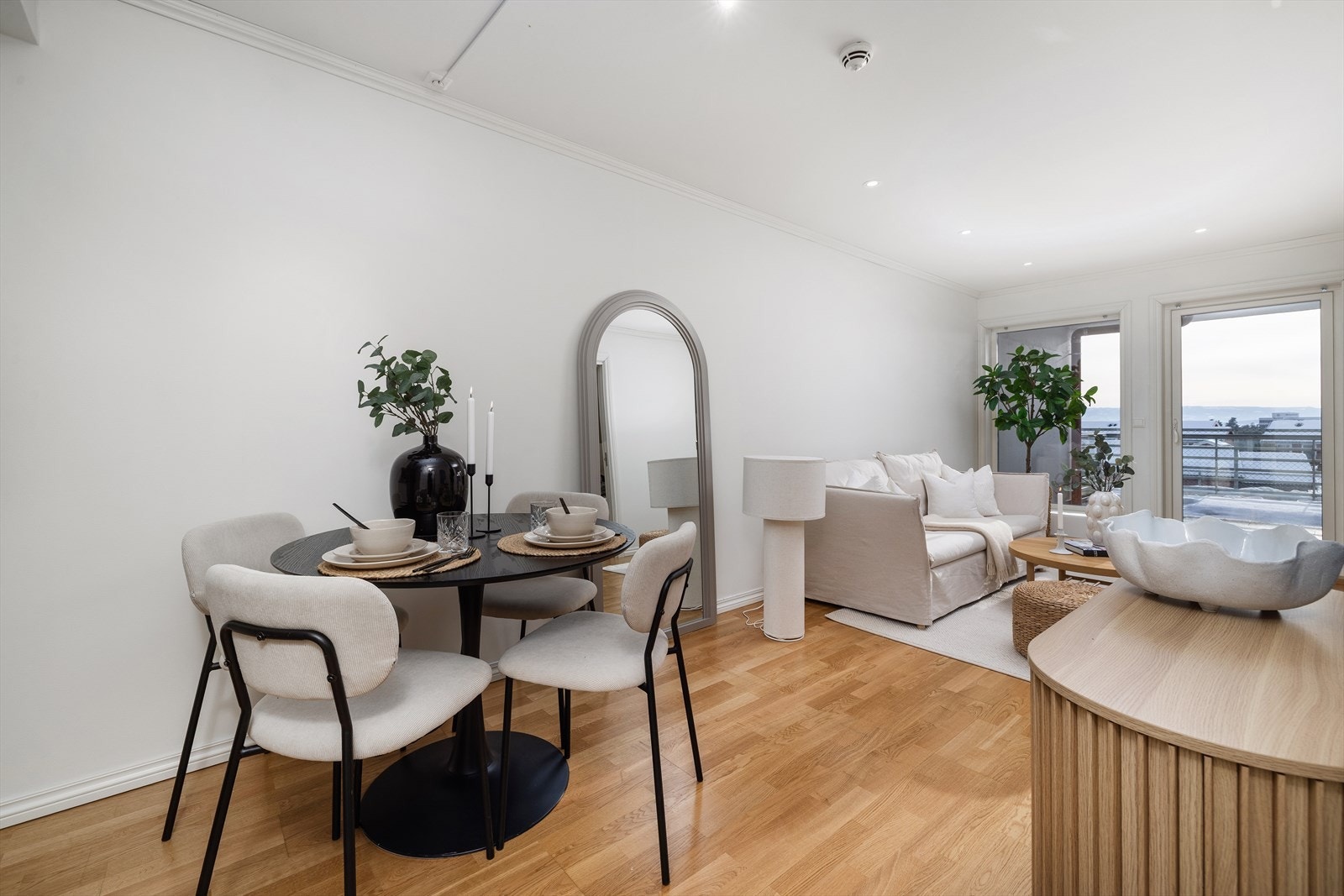 Den åpne løsningen gir god plass til både sofagruppe og spisebord. Leiligheten er stylet av Casa Røhne. Galleribilde