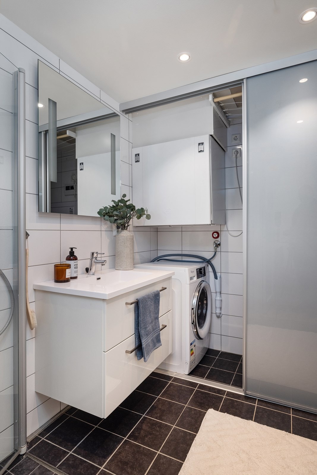 Bak skyvedører er det etablert et praktisk vaskerom med opplegg for vaskemaskin. Galleribilde