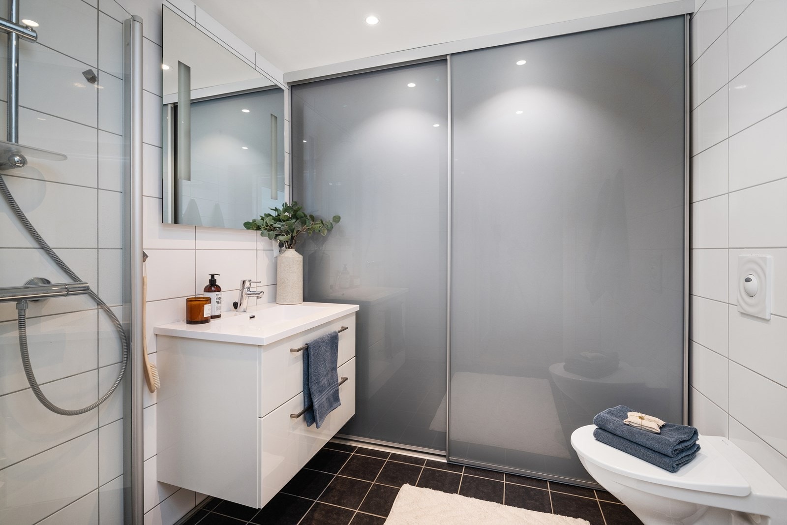 Badet er utstyrt med vegghengt toalett og baderomsinnredning med heldekkende servant. Galleribilde