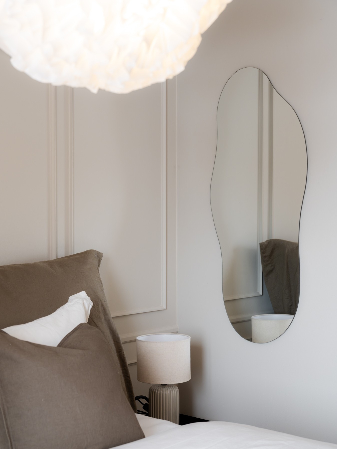 I likhet med stuen er det lagt lekker dekorlistverk langs en vegg. Galleribilde