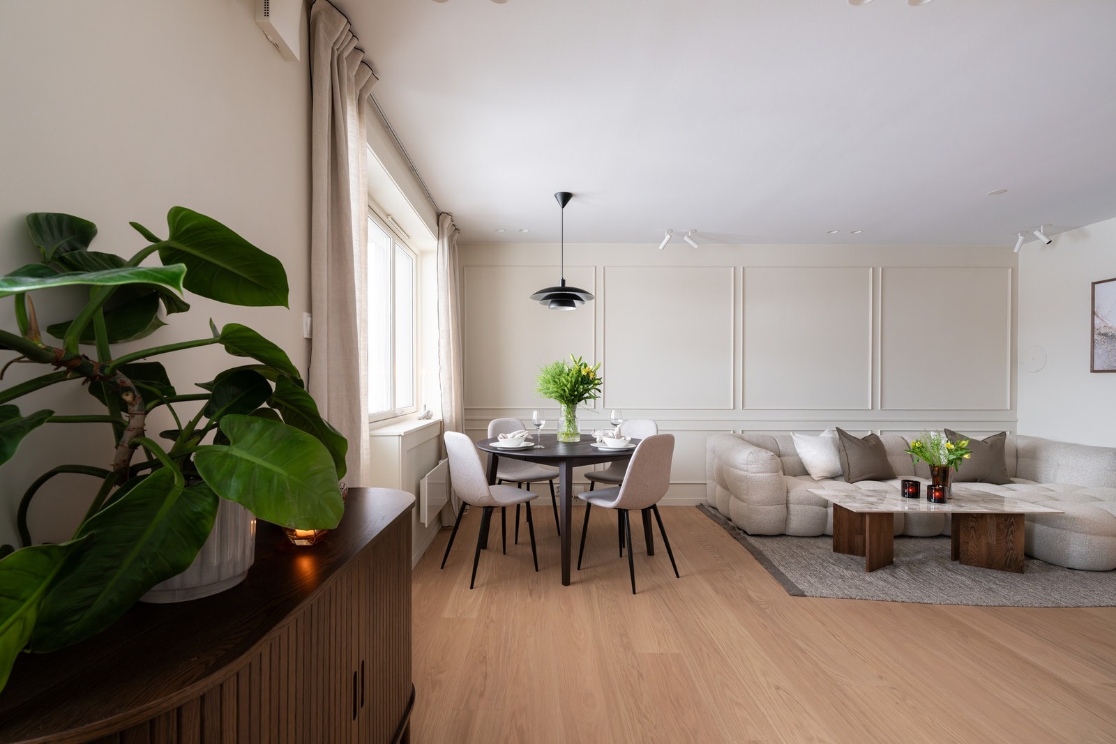 Boligens stue er av god størrelse med plass til sofa, salongbord og tilhørende mediemøblement. Galleribilde