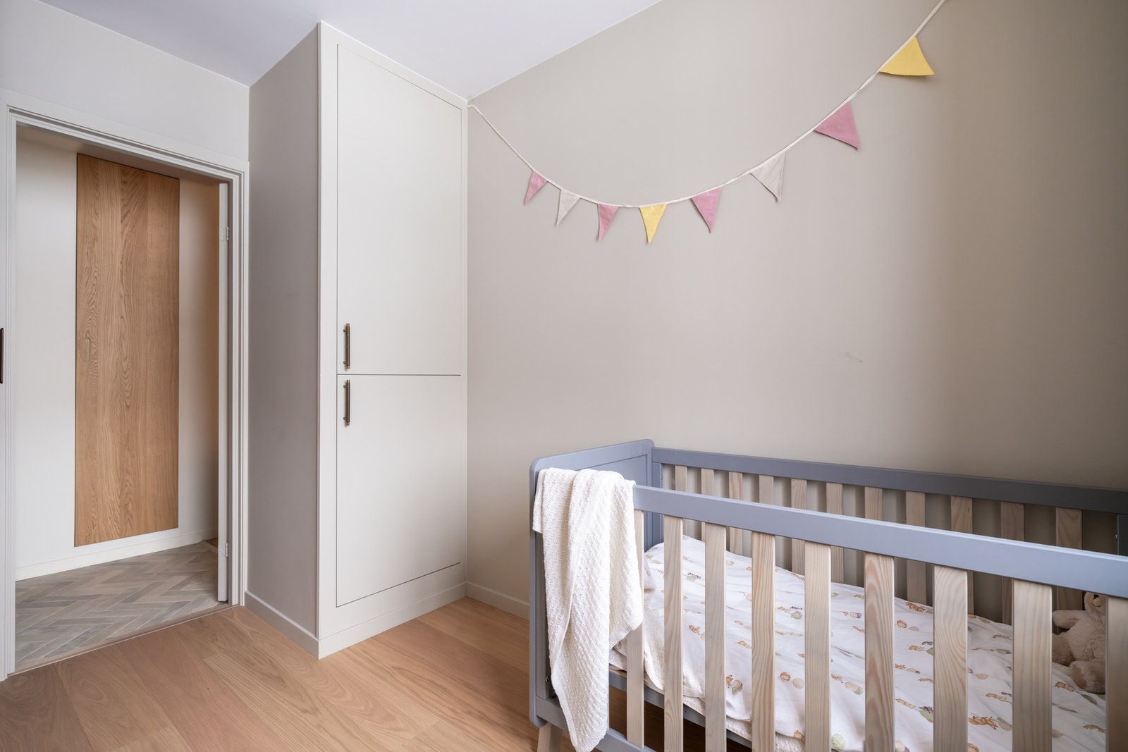 Det er etablert vaskenisje med opplegg for vaskemaskin og varmtvannsbereder, (lekkasjestopper er etablert) Galleribilde