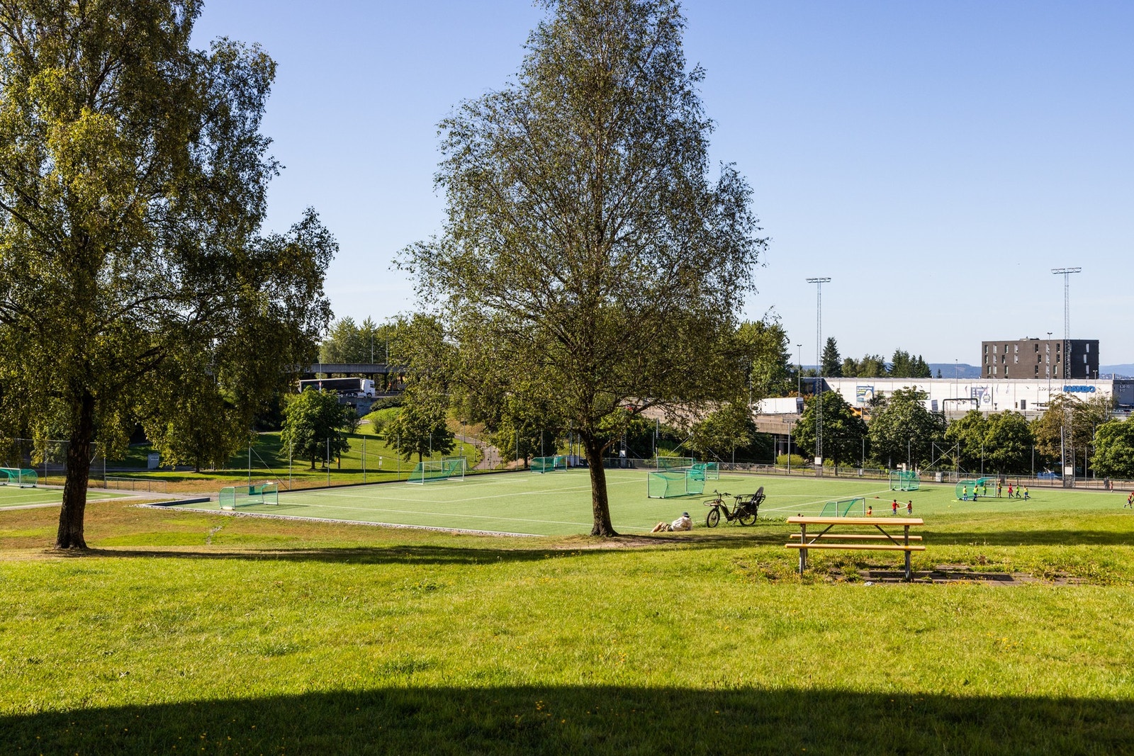 Flotte rekreasjonsmuligheter i nærområdet, blant annet Muselunden med fotballbaner og frisbeebaner. Galleribilde
