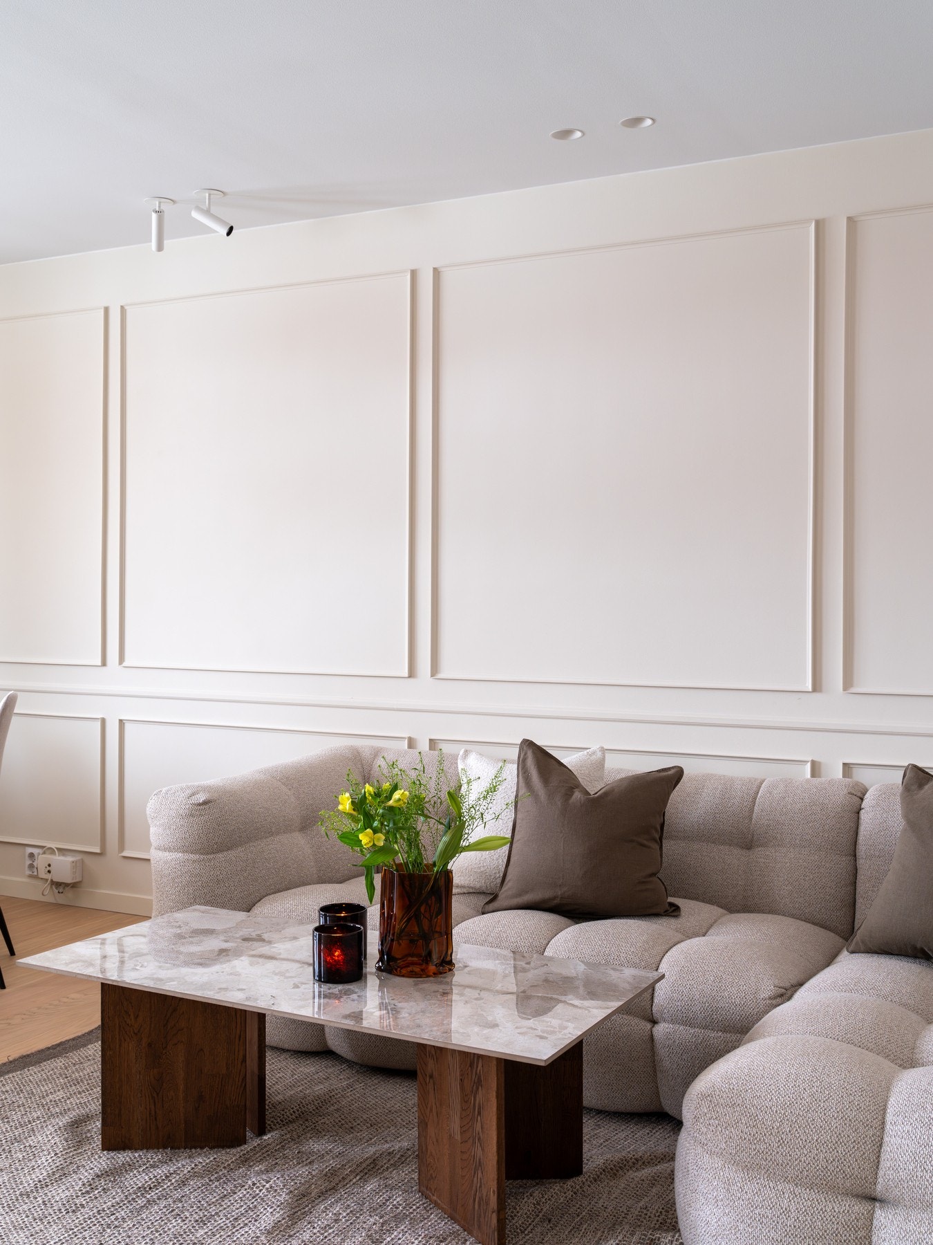 Lekker dekorlist langs den ene veggen setter et delikat og moderne preg på rommet. Galleribilde