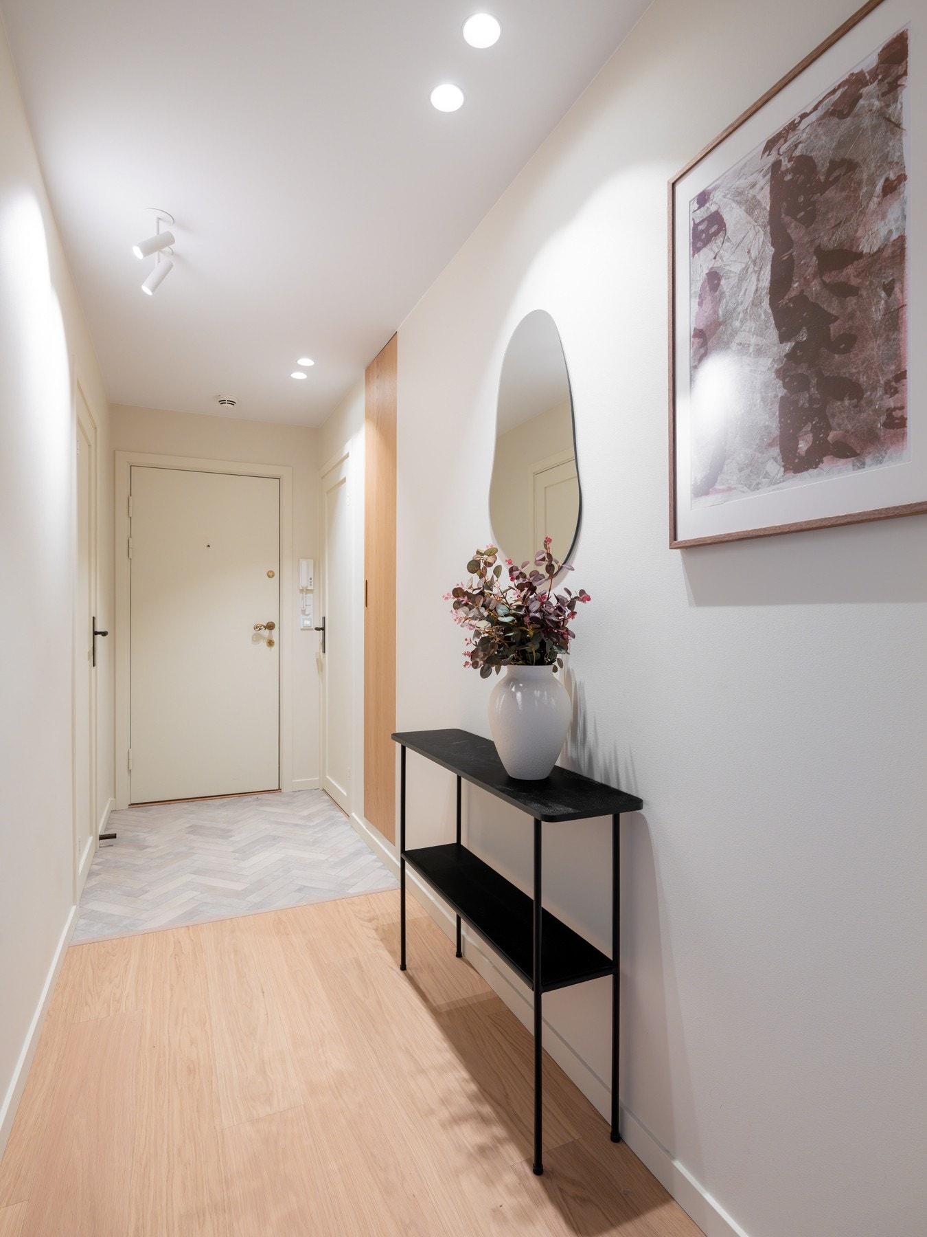 Av ekstern lagring medfølger det to kjellerboder på totalt 9 kvm samt en loftsbod med 10 kvm gulvareal. Galleribilde