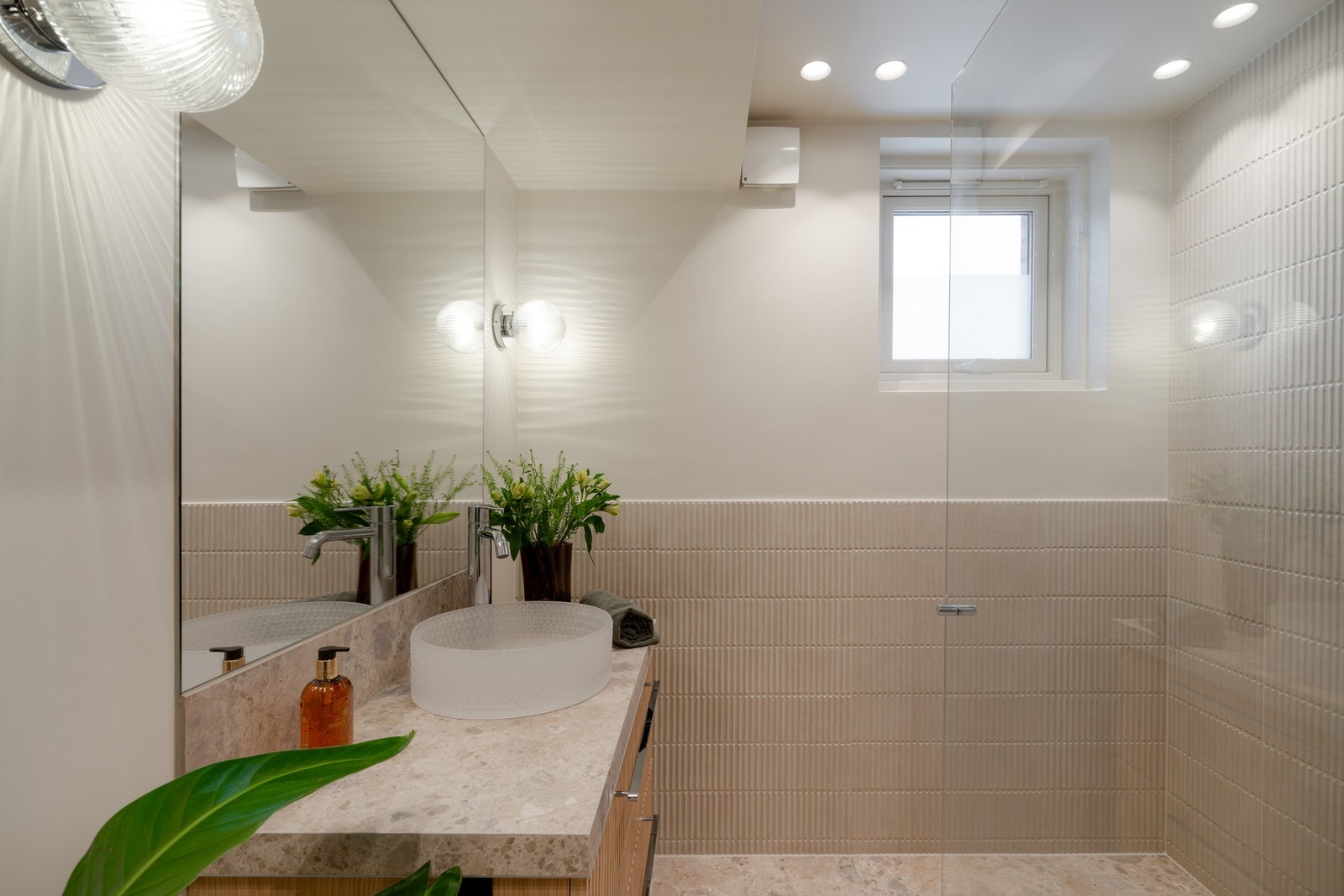 Delikat baderom med lekre gulvfliser og delvis flislagte vegger. Galleribilde