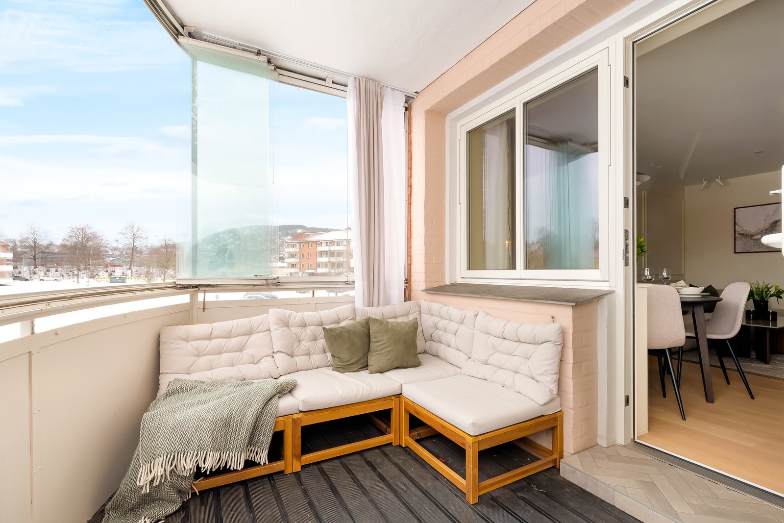 Balkongen er overbygget og innglasset, som gjør uteplassen lun og privat. Innglassingen kan i tillegg skyves opp om du ønsker luft og solstråler inn. Galleribilde