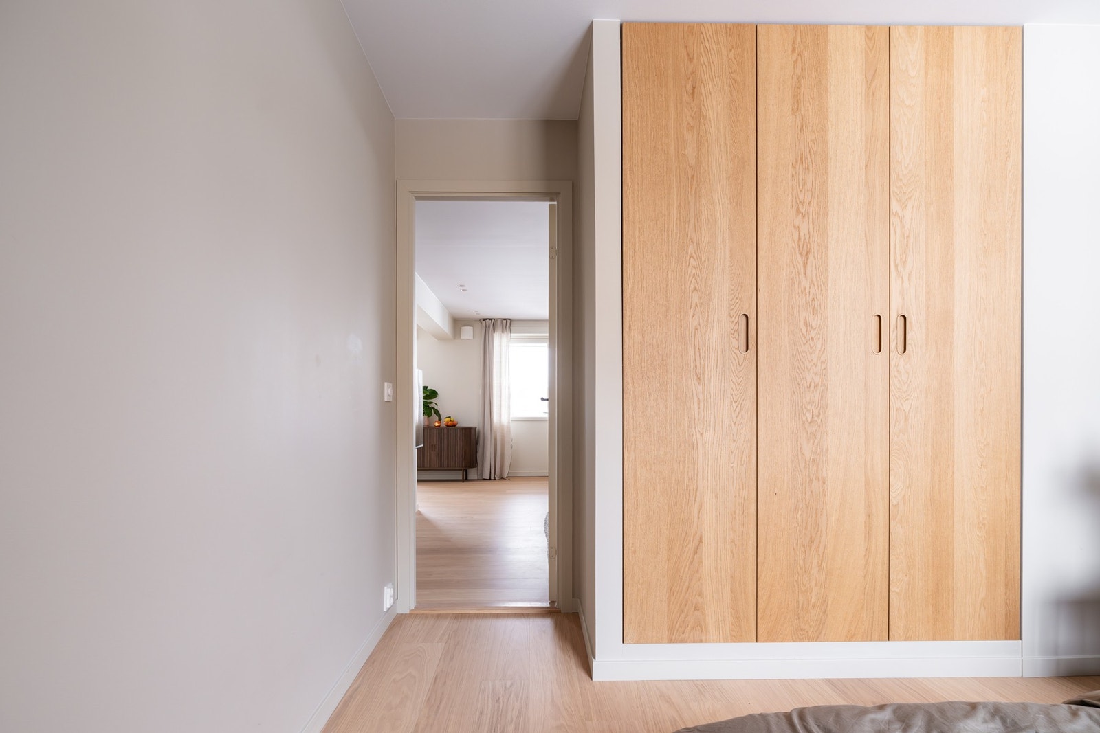 Plassbygget garderobeløsning med speilfronter gir godt med lagringsplass uten å ta opp plass i rommet. Galleribilde