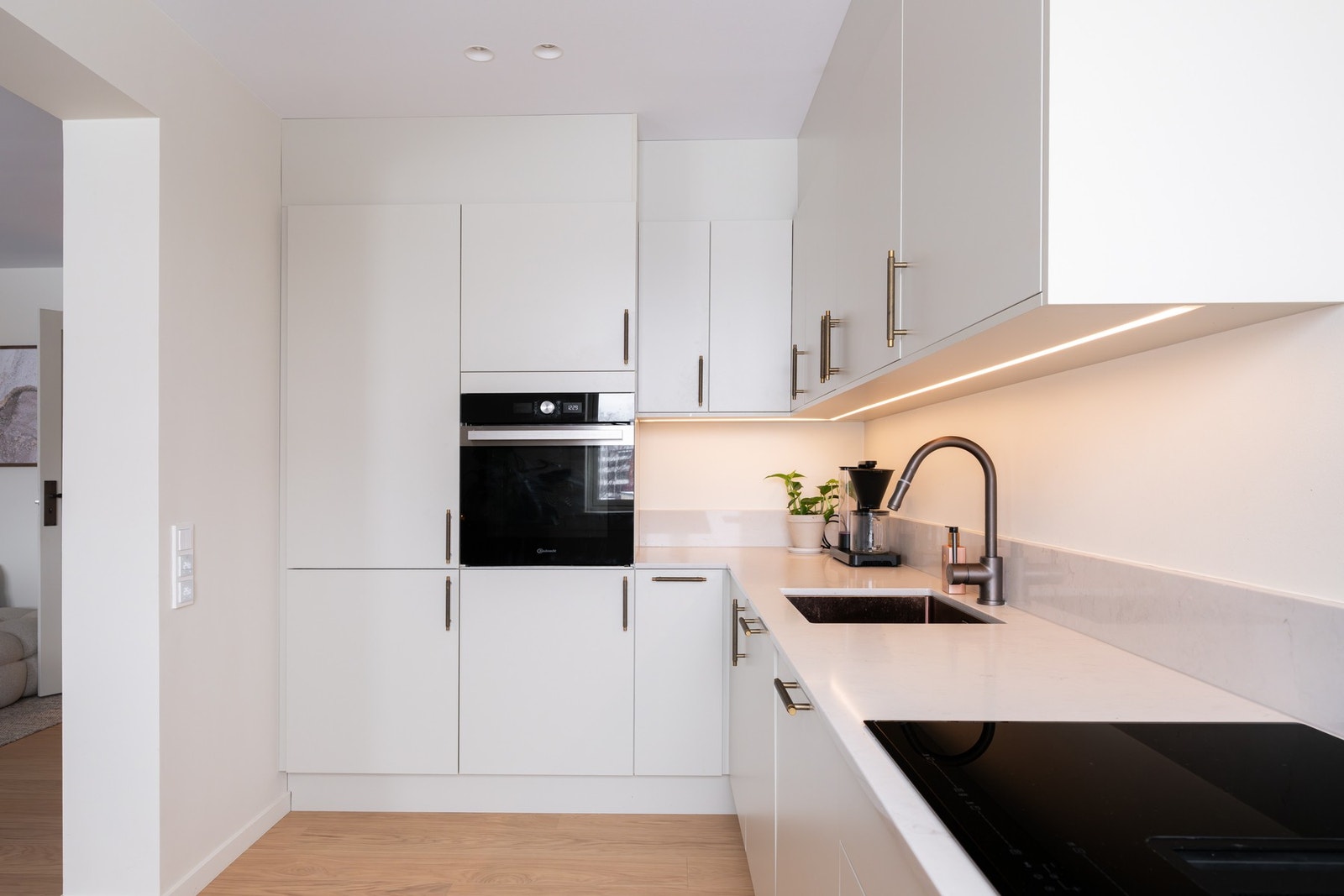 Videre er det montert belysning og stikkontakt under overskapene. Galleribilde