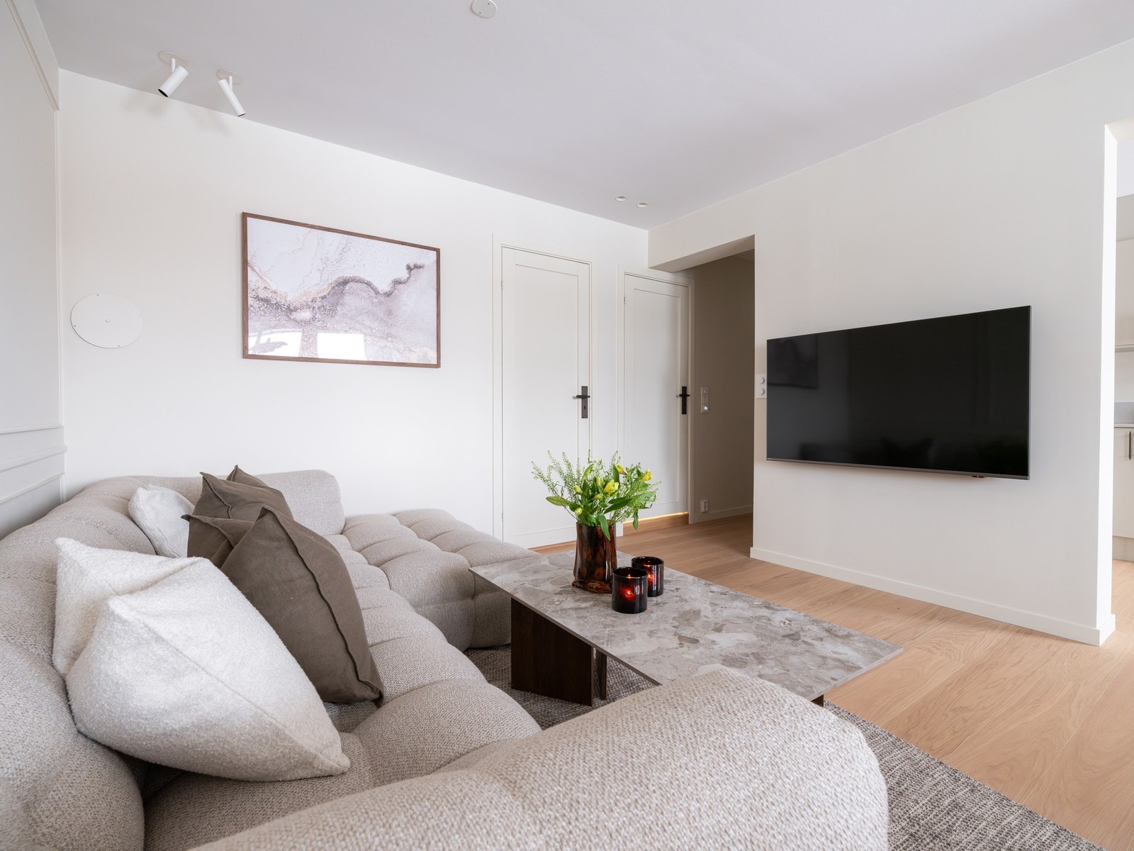 Ledning til TV er skjult i veggen for å gi et sømløst uttrykk. Galleribilde