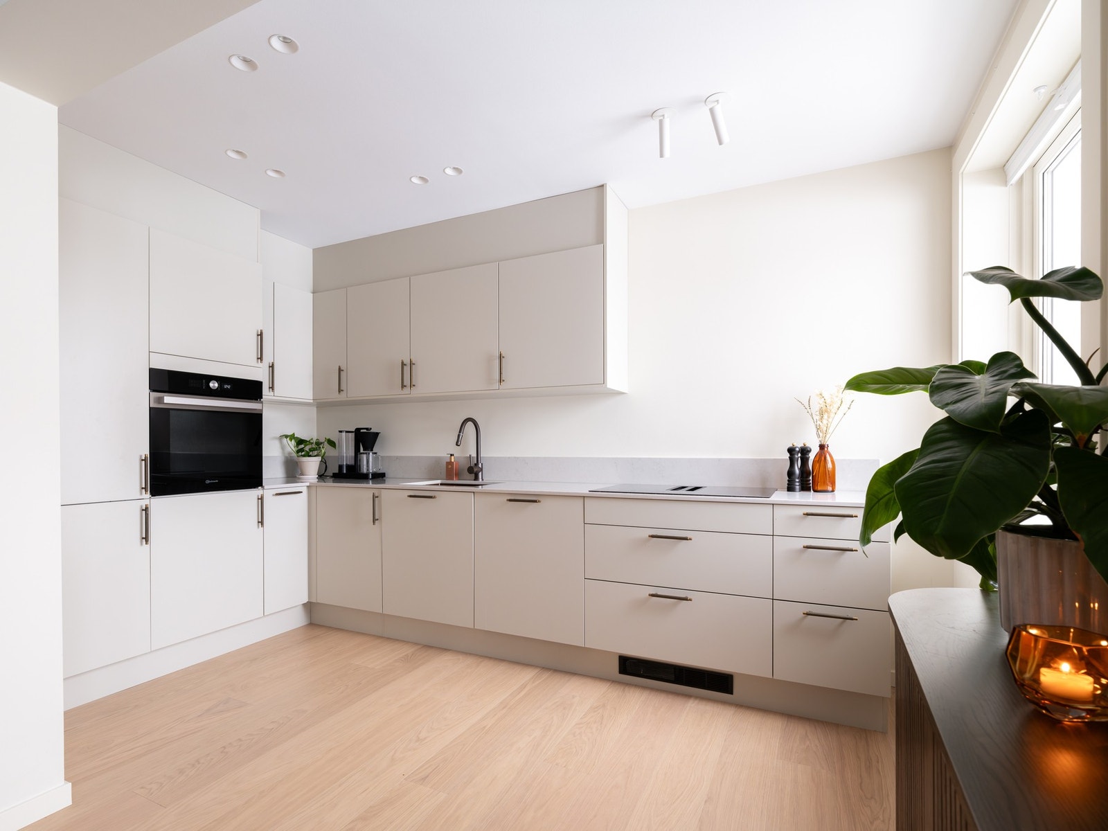 Lekkert HTH-kjøkken fra 2024. Galleribilde